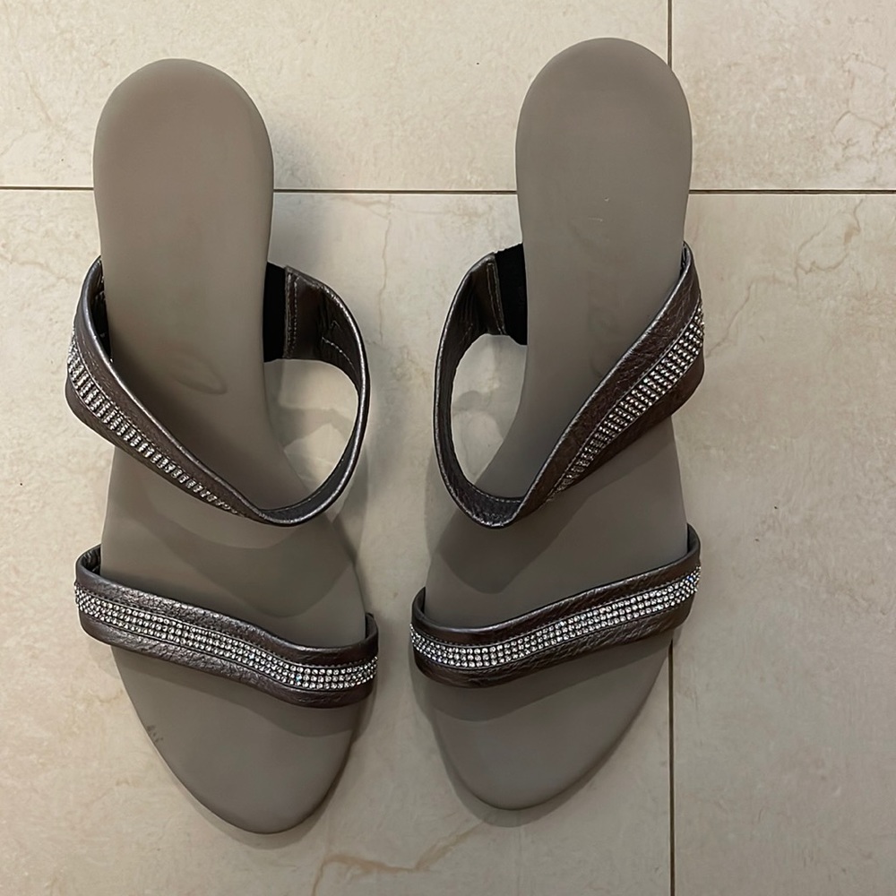 Beautiful dressy ladies size 8 Onyx comfort slip on shoe
